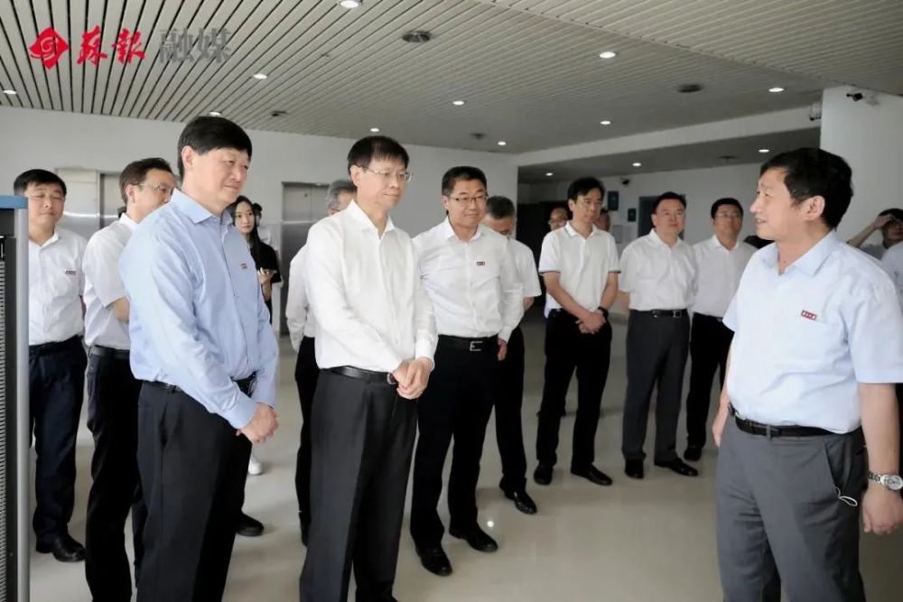 久久国产一区二区三区:斗铠最新章节,久久国产一区二区三区，斗铠最新章节——深度解析与评论