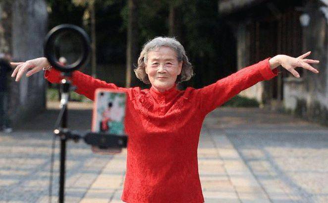 亚洲熟妇色XXXXX欧美老妇:最新卡特手机,探索亚洲熟妇与欧美老妇的魅力，卡特手机引领时尚潮流