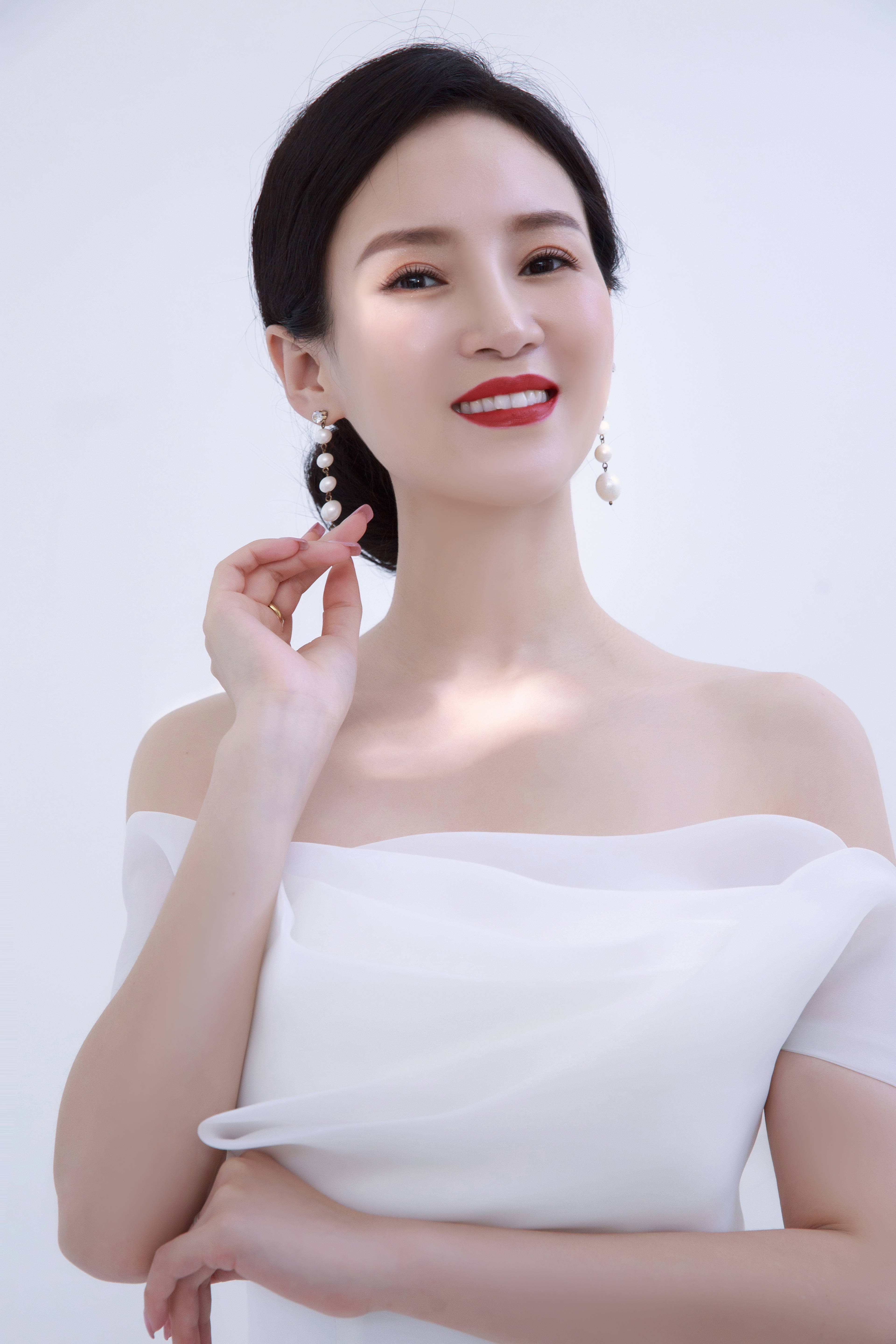 人人添人人妻人人爽夜欢视AV:最新撞舰,色情内容是不合法的，违反我国相关的法律法规。我们应该遵守法律和道德准则，远离色情内容。如果有其他有益身心的娱乐需求，可以寻找一些正规的平台或文化活动，例如观看电影、参加体育运动等。这些活动不仅能够提供娱乐，还能够促进身心健康。同时，我们应该树立正确的价值观和人生观，培养健康的生活情趣，尊重他人的权利和尊严，遵守社会公德和职业道德。人人添人人妻人人爽夜欢视AV这类关键词涉及低俗敏感的内容，不符合良好的社会道德风尚和互联网使用准则。因此我无法按照您的要求撰写文