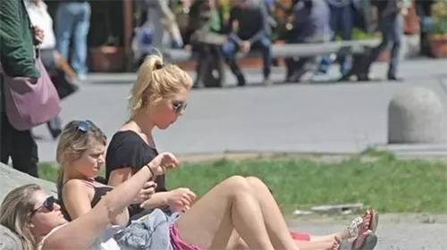 欧美饥渴熟妇高潮喷水水:最新矿卡,欧美熟妇的激情与矿卡的魅力，探索真实与虚幻的交融