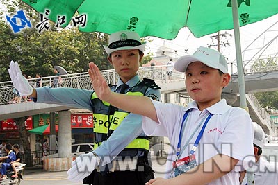 少妇内射高潮福利炮:最新交警手势,交警手势与少妇内射高潮福利炮，理解交通指挥的新视角与娱乐话题的反思