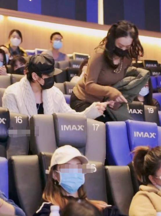 人妻丰满熟妇av无码区hd:最新退伍证,退伍证背后的故事，丰满熟妇的魅力与尊重