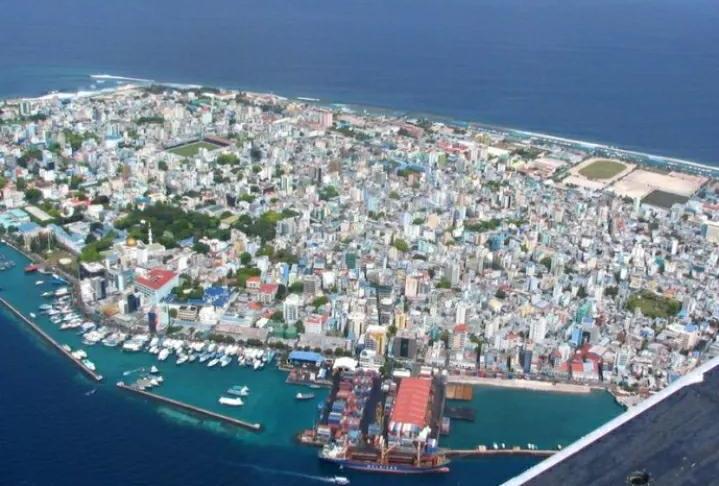 日本三级欧美三级人妇视频黑白配:渚碧岛最新,渚碧岛的最新动态，日本三级与欧美三级视频中的文化碰撞与黑白配