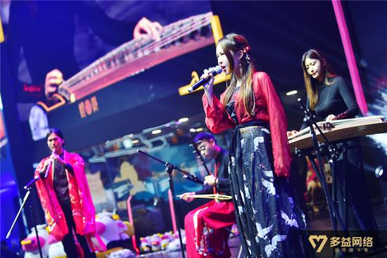 亚洲午夜精品久久久久久浪潮:2017最新舞服,亚洲午夜精品潮流，久久浪潮下的最新舞服潮流探索（2017年）