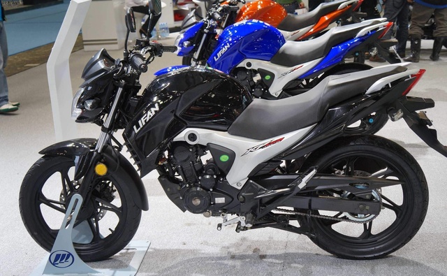 精品日产一卡2卡三卡4卡自拍:飞致150最新价,探索精品日产摄影艺术，一卡到四卡自拍之旅与飞致150最新价格概览