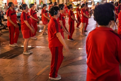 国产又湿又黄又硬又刺激视频:欢快喜庆的广场舞最新,欢快喜庆的广场舞与国产视频的新风尚