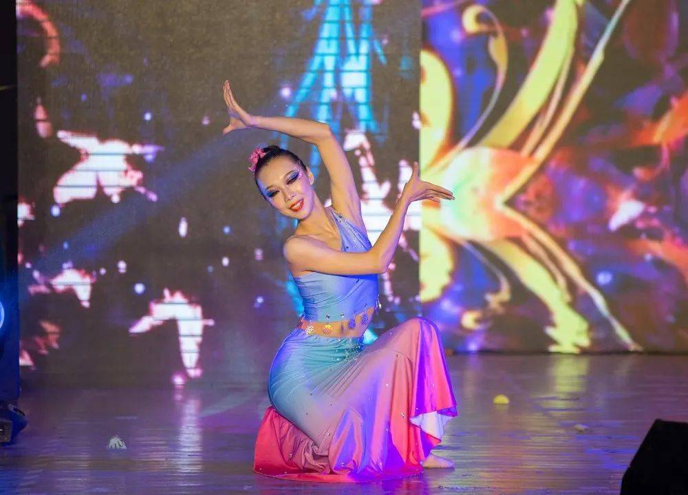 国产清纯在线一区二区www:最新民族舞蹈群舞视频,探索国产舞蹈之美，在线一区二区的最新民族舞蹈群舞视频