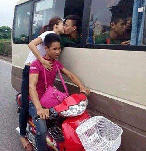 男人扒开女人双腿猛进免费视频:驾校最新政策,男人与女人的互动，最新驾校政策下的学习与探索