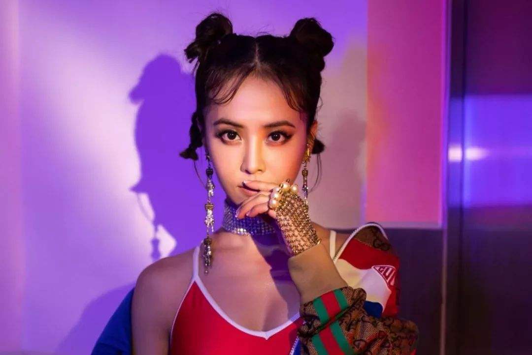 亚洲精品无码成人片久久不卡:隐身侍卫最新章节,亚洲精品无码成人片与隐身侍卫的最新章节,探索与赏析 亚洲精品无码成人片久久不卡:隐身侍卫最新章节,亚洲精品无码成人片与隐身侍卫的最新章节,探索与赏析