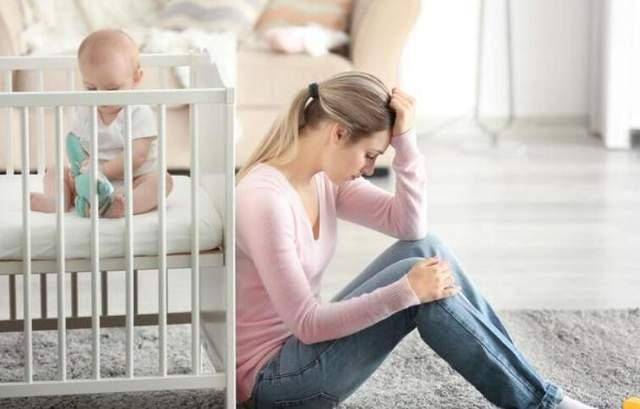 少妇边做边打电话厨房:21-22-28-42-45-49Y：08,少妇边做边打电话厨房，忙碌中的独特风景与微妙情感交织