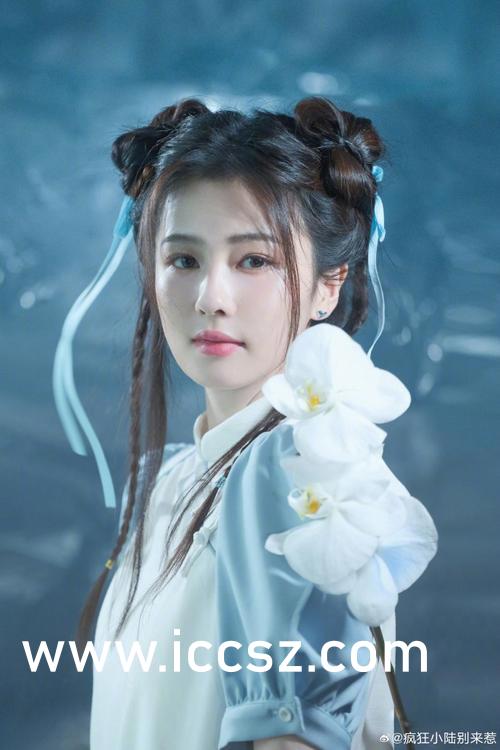 制服 丝袜 人妻 专区一本:11-19-28-31-37-40W：01,探索特定专区，制服与丝袜的魅力——人妻专区的独特风采