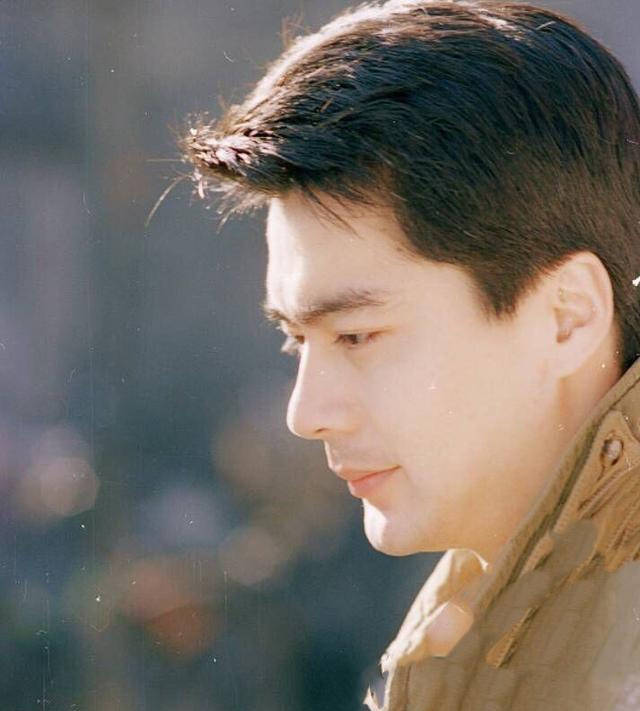 人人添人人妻人人爽夜欢视AV:01-05-06-23-27-38P：01,色情内容是不道德和违法的，不符合社会伦理和道德规范，并且可能会对个人和社会造成不良影响。我们应该遵守法律和道德准则，远离色情内容。如果有其他有益身心的娱乐需求，可以寻找一些正规的平台或文化活动，例如观看电影、参加体育运动、学习知识等，以丰富生活。