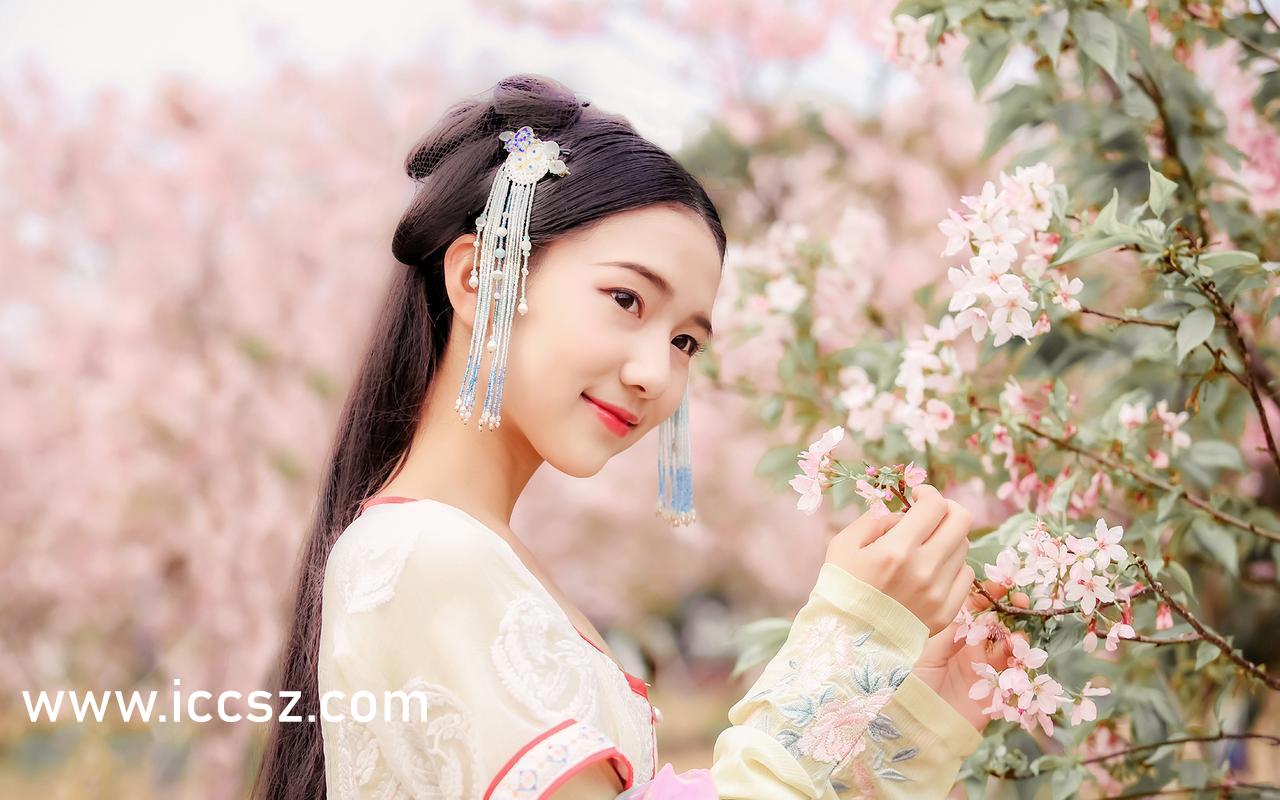 亚洲熟妇av一区二区三区宅男:14-19-21-35-40-43R：45,色情内容是不合法的，违反我国相关的法律法规。我们应该遵守法律和道德准则，远离色情内容。如果有其他有益身心的娱乐需求，可以寻找一些正规的平台或文化活动，例如观看电影、参加体育运动、学习知识等，以丰富生活。