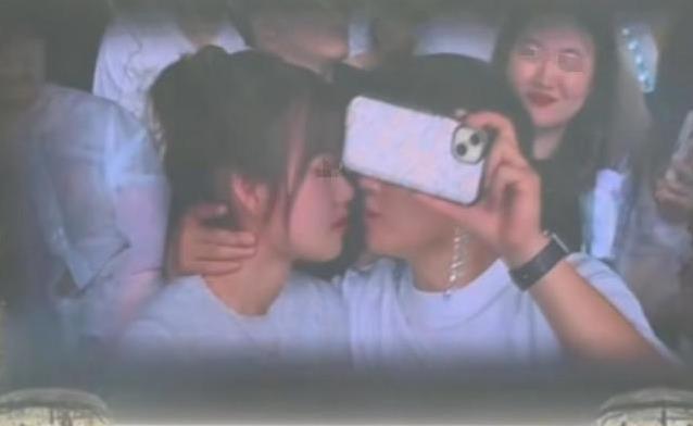 情侣做性视频在线播放:13-14-18-19-22-49E：28,情侣做性视频在线播放，探索私密时刻的共享与边界