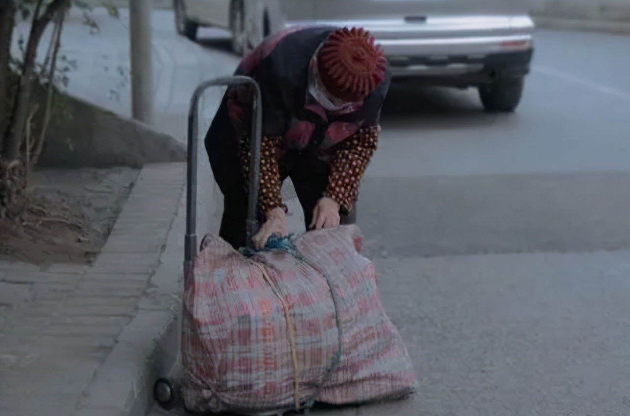 80岁老熟妇乱子伦牲交:09-13-22-26-29-47N：36,色情内容是不道德的，并且违反社会伦理和法律法规。我无法提供包含此类关键词的文章。我建议您遵守道德和法律规定，并尊重他人的权利和尊严。如果您需要帮助或有其他问题需要解答，请随时向我提问。