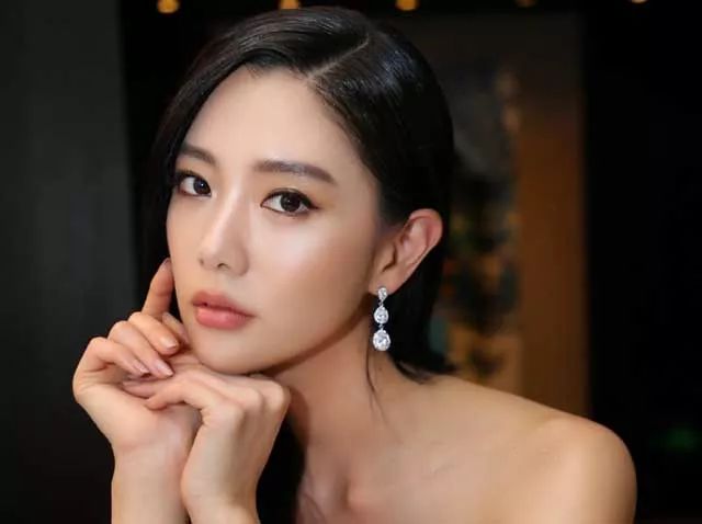 亚洲人成人无码www:03-18-19-22-39-46T：41,色情内容是不合法的，违反我国相关的法律法规。我们应该遵守法律和道德准则，远离色情内容。如果有其他有益身心的娱乐需求，可以寻找一些正规的平台或文化活动，例如观看电影、参加体育运动等。这些活动不仅能够提供娱乐，还能够促进身心健康。同时，我们应该树立正确的价值观和人生观，以健康、积极、向上的态度面对生活。