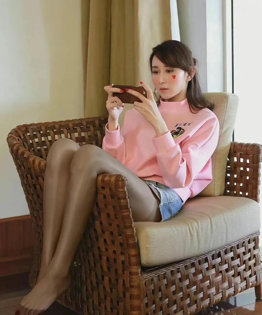 无码专区人妻丝袜:07-10-11-21-43-46V：26,探索无码专区，人妻丝袜的魅力与边界