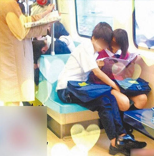 男女一边摸一边做爽的免费视频:01-06-34-44-45-49F：48,探索情感交织的世界，男女间的亲密交流与情感体验