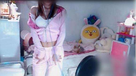 免费看小12萝裸体视频国产:01-11-20-24-34-46W：34,关于免费观看国产小视频的风险与警示