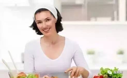 少妇边做边打电话厨房:01-18-22-28-38-46C：01,少妇边做边打电话厨房的秘密，一场细致入微的生活观察与探索（关键词，厨房、通话、生活细节）