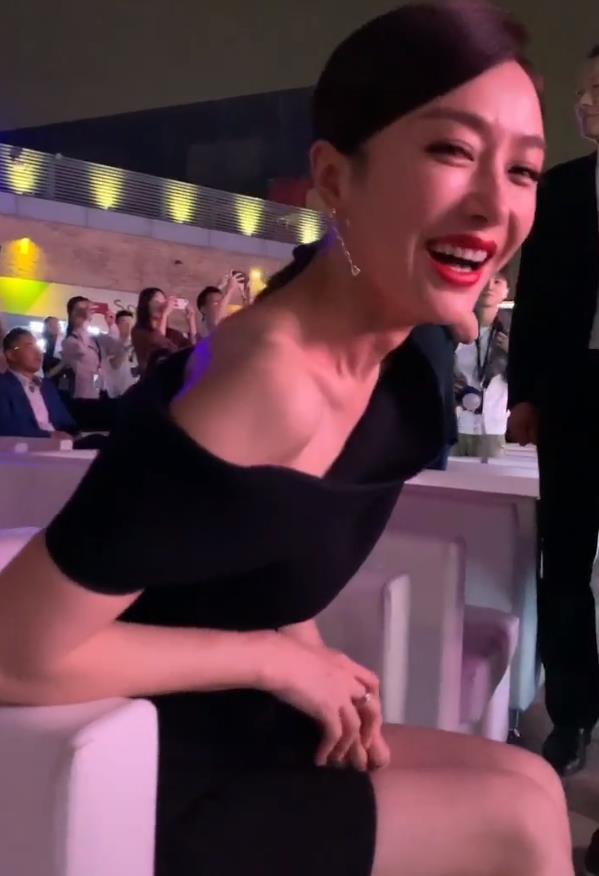 久久久久国色AV免费看:06-08-26-36-38-49T：26,色情内容是不合法的，违反我国相关的法律法规。我们应该遵守法律和道德准则，远离色情内容。如果有其他有益身心的娱乐需求，可以寻找一些正规的平台或文化活动，例如观看电影、参加体育运动、学习知识等，以丰富生活。