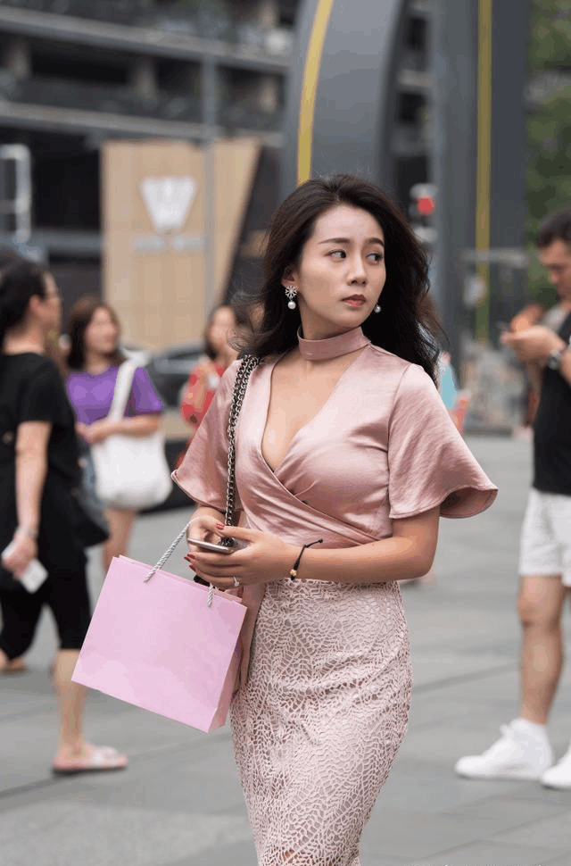 丰满少妇被猛烈进入高清播放:03-09-20-29-31-37R：45,丰满少妇的私密时刻，高清播放下的情感探索