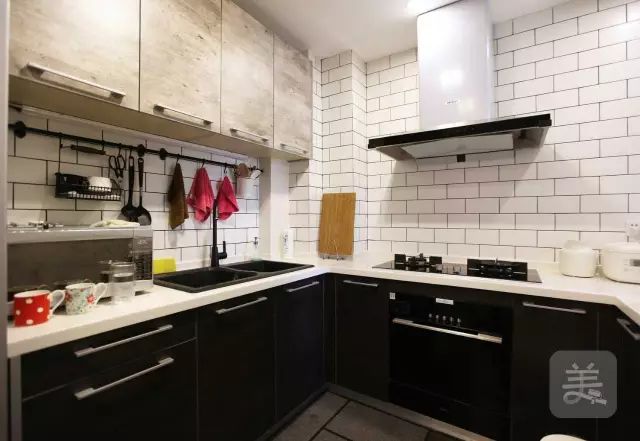 厨房里抱着岳丰满大屁股:17-18-26-30-39-43X：44,厨房的秘密，岳丰满的魅力与大屁股的诱惑