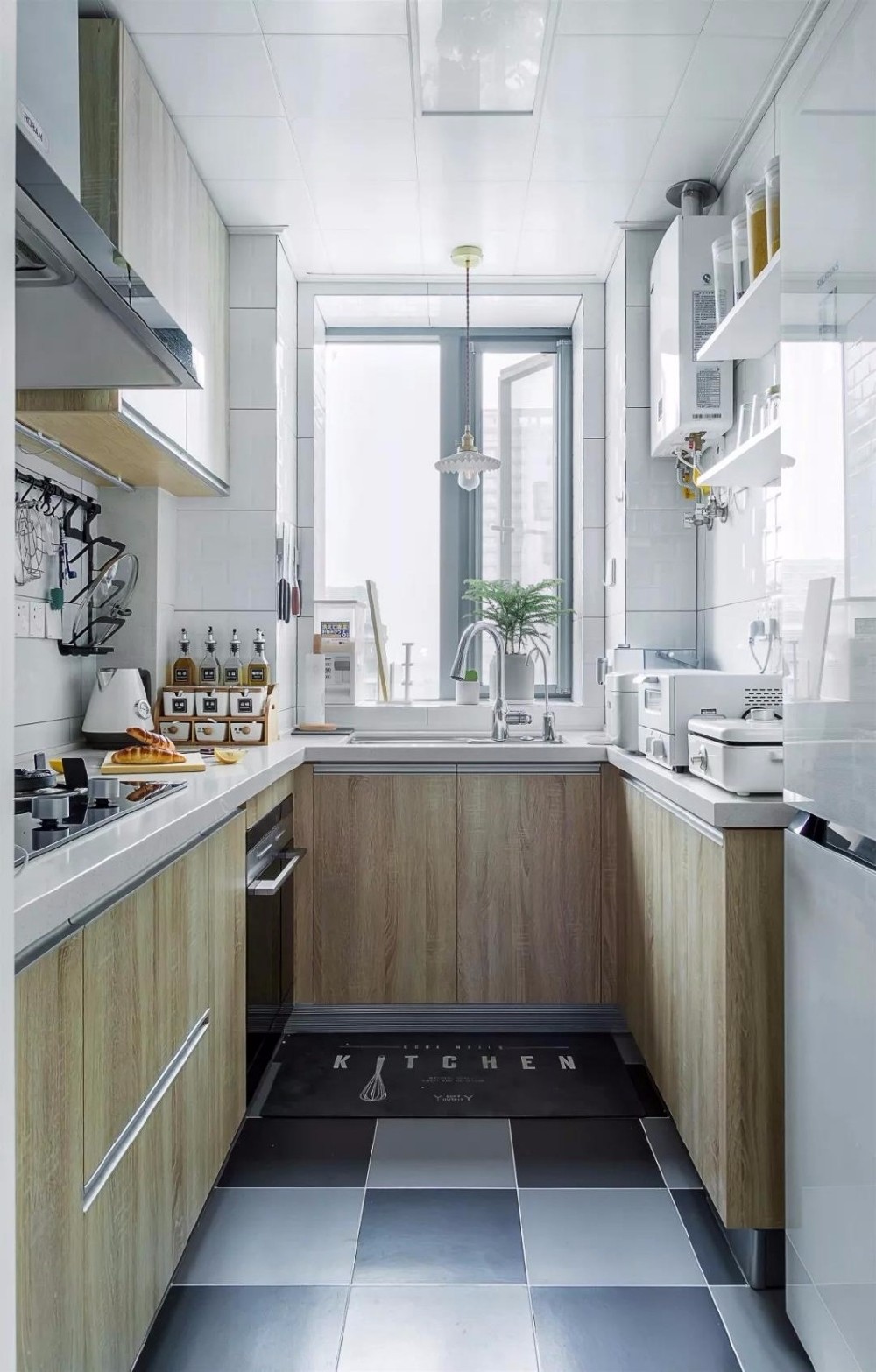 厨房里抱着岳丰满大屁股:17-18-26-30-39-43X：44,厨房的秘密，岳丰满的魅力与大屁股的诱惑