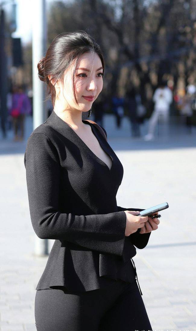 丰满成熟妇女毛茸茸:03-16-18-36-37-40L：37,丰满成熟妇女的魅力，毛茸茸的诱惑与独特风采