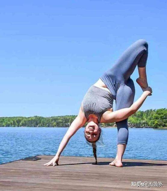 裸体女人张开两腿任你看:13-14-18-19-22-49E：28,裸体女人与文化的边界，对审美与道德的思考