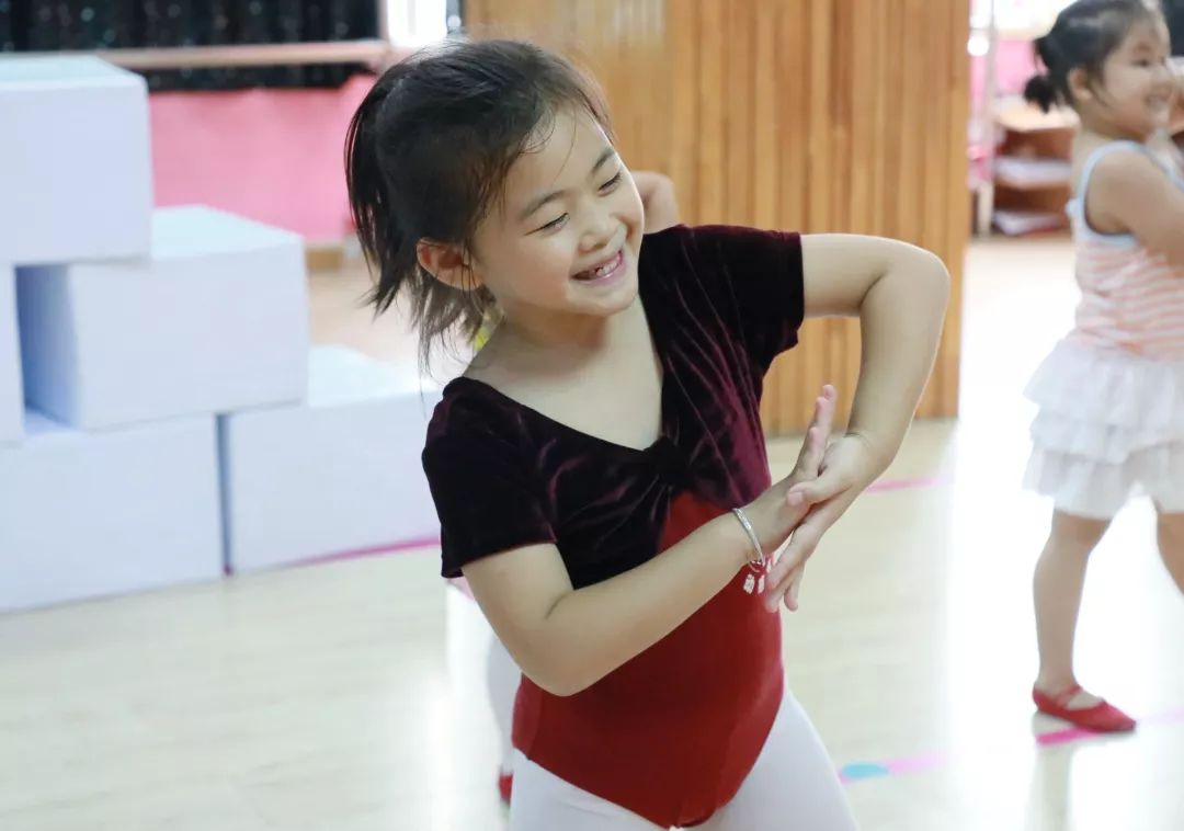 无码人妻精品一区二区三区蜜桃:03-12-15-20-35-43R：03,色情内容是不合法的，违反我国相关的法律法规。我们应该遵守法律和道德准则，远离色情内容。如果您有其他有益身心的娱乐需求，可以寻找一些正规的平台或文化活动，例如观看电影、参加体育运动，以丰富您的生活。