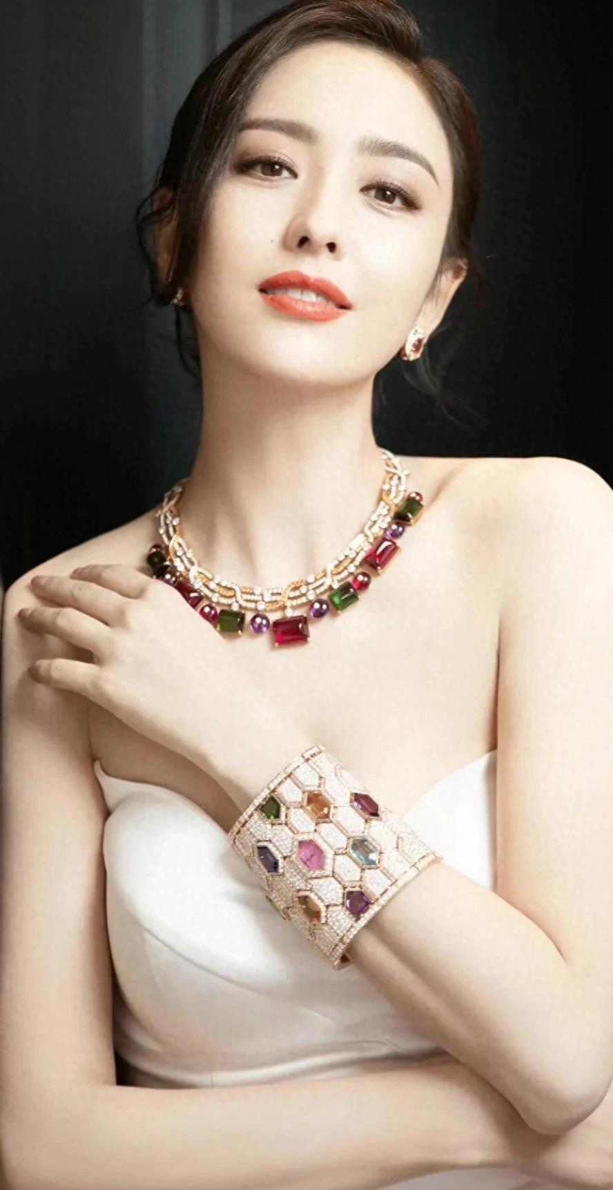 高大丰满40岁东北少妇:03-11-20-31-34-35D：47,高大丰满的东北少妇，岁月赋予的韵味与魅力不减