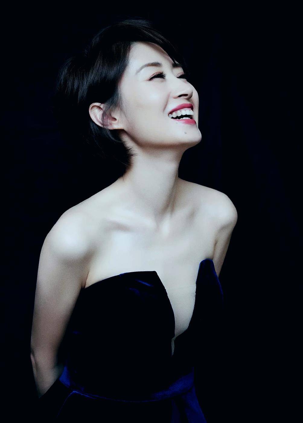 又大又长粗又爽又黄少妇毛片:02-11-18-23-46-47E：09,色情内容是不道德和违法的，不符合社会伦理和法律法规，并且可能会带来不良影响。我们应该遵守法律和道德准则，远离色情内容。如果有其他有益身心的娱乐需求，可以寻找一些正规的平台或文化活动，例如观看电影、参加体育运动、学习知识等，以丰富生活。因此，我无法提供关于您所描述内容的文章。