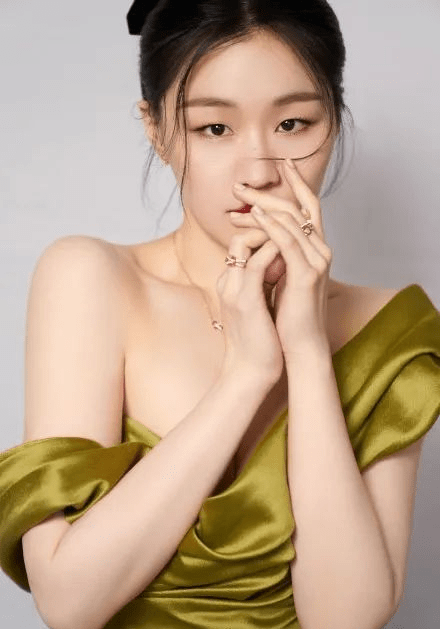 少妇愉情理伦片丰满丰满午夜:02-24-37-40-45-49T：41,少妇的世界，愉悦的情理解读与丰满的影像探索