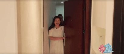 人妻无码一区二区视频:14-23-27-34-35-41E：49,色情内容是不合法的，违反我国相关的法律法规。我们应该遵守法律和道德准则，远离色情内容。如果您有其他有益身心的娱乐需求，可以寻找一些正规的平台或文化活动，例如观看电影、参加体育运动，以丰富您的生活。