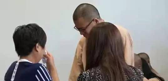 免费人妻精品一区二区三区:04-07-13-19-22-32H：37,色情内容是不合法的，违反我国相关的法律法规。我们应该遵守法律和道德准则，远离色情内容。如果有其他有益身心的娱乐需求，可以寻找一些正规的平台或文化活动，例如观看电影、参加体育运动等。这些活动不仅能够提供娱乐，还能够促进身心健康。