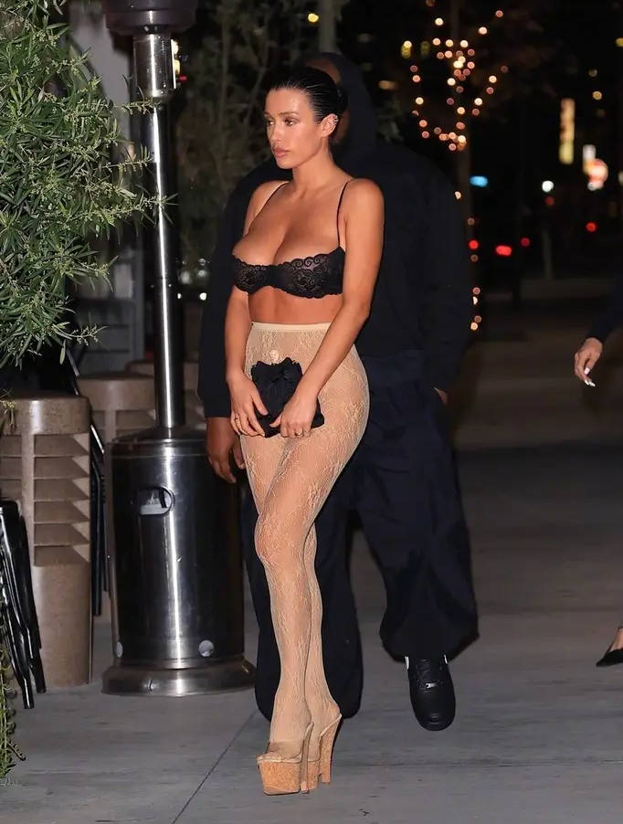 人妻丝袜中文无码AV影音先锋专区:06-07-24-31-34-49S：49,色情内容是不合法的，违反我国相关的法律法规。我们应该遵守法律和道德准则，远离色情内容。如果有其他有益身心的娱乐需求，可以寻找一些正规的平台或文化活动，例如观看电影、参加体育运动、学习知识等，以丰富生活。