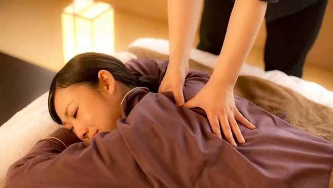 少妇特殊按摩高潮惨叫无码:17-20-24-30-32-49G：46,探索神秘按摩之旅，少妇的特殊按摩经历