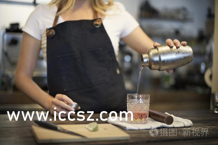 日本人妻巨大乳挤奶水:02-27-31-32-36-49L：14,关于日本成人内容的探讨与警示——涉及不适当内容的警示