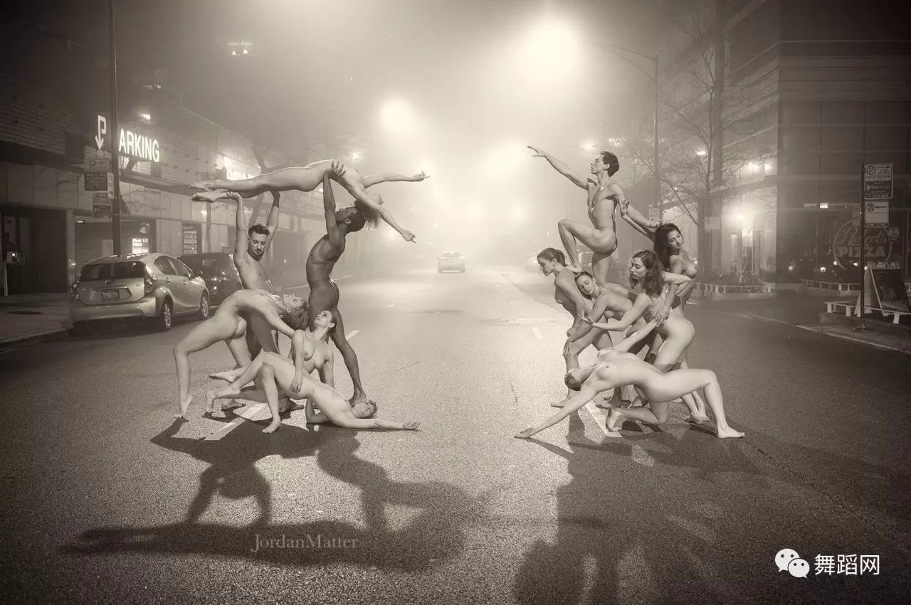 免费无码无遮挡裸体视频在线观看:03-09-12-16-17-25J：41,色情内容是不合法的，违反我国相关的法律法规。我们应该遵守法律和道德准则，远离色情内容。如果有其他有益身心的娱乐需求，可以寻找一些正规的平台或文化活动，例如观看电影、参加体育运动、学习知识等，以丰富生活。