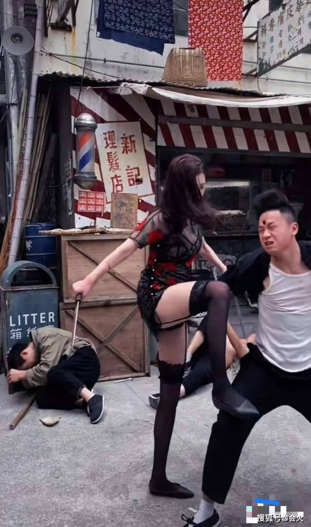 美女扒开腿让男人桶爽免费视频:12-16-17-34-44-45S：34,色情内容是不合法的，违反我国相关的法律法规。我们应该遵守法律和道德准则，远离色情内容。如果有其他有益身心的娱乐需求，可以寻找一些正规的平台或文化活动，例如观看电影、参加体育运动，以丰富您的生活。